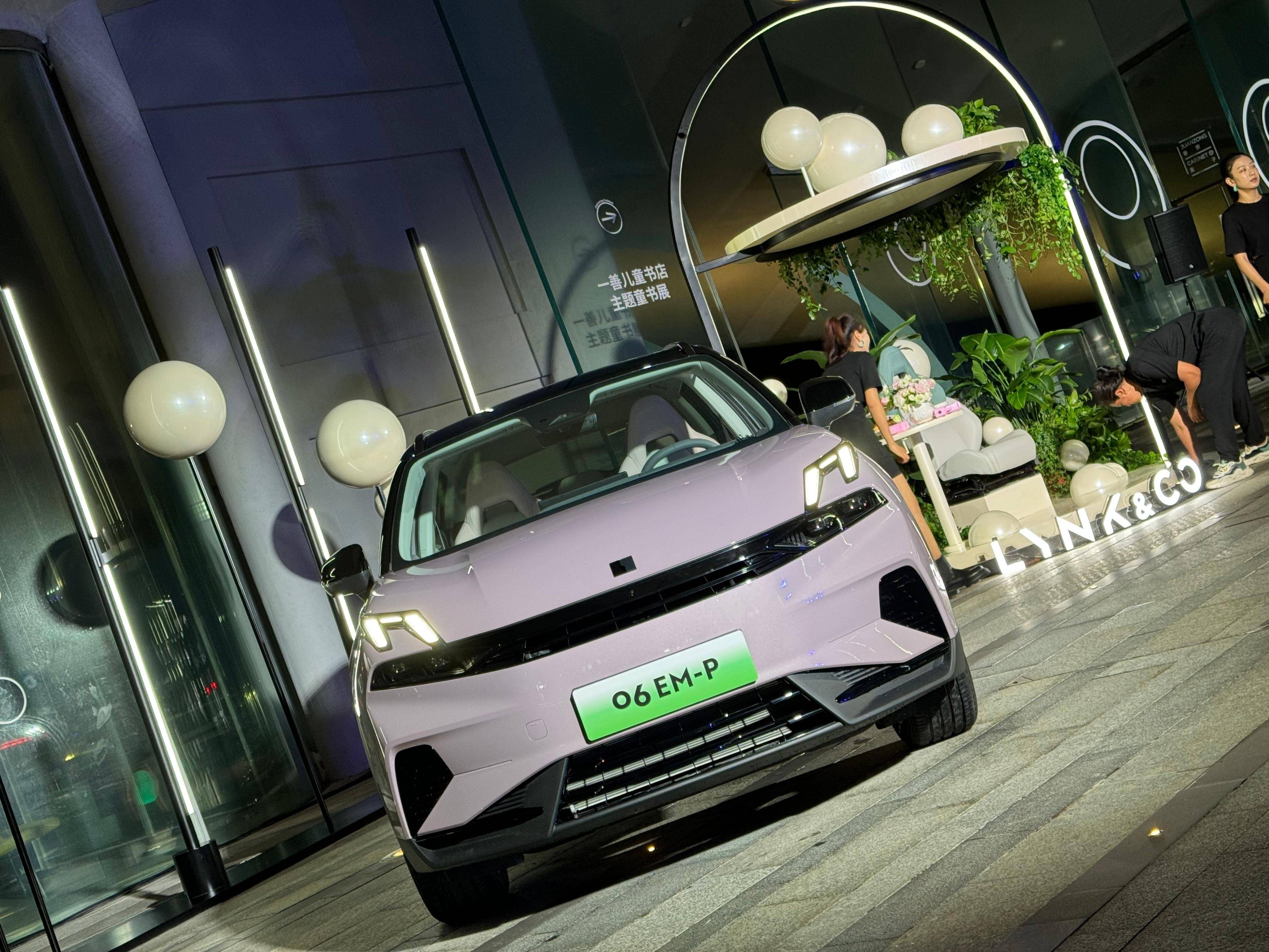 领克06 em-p上市!颜值大涨 1.5l四缸混动,13.68万起售要火?