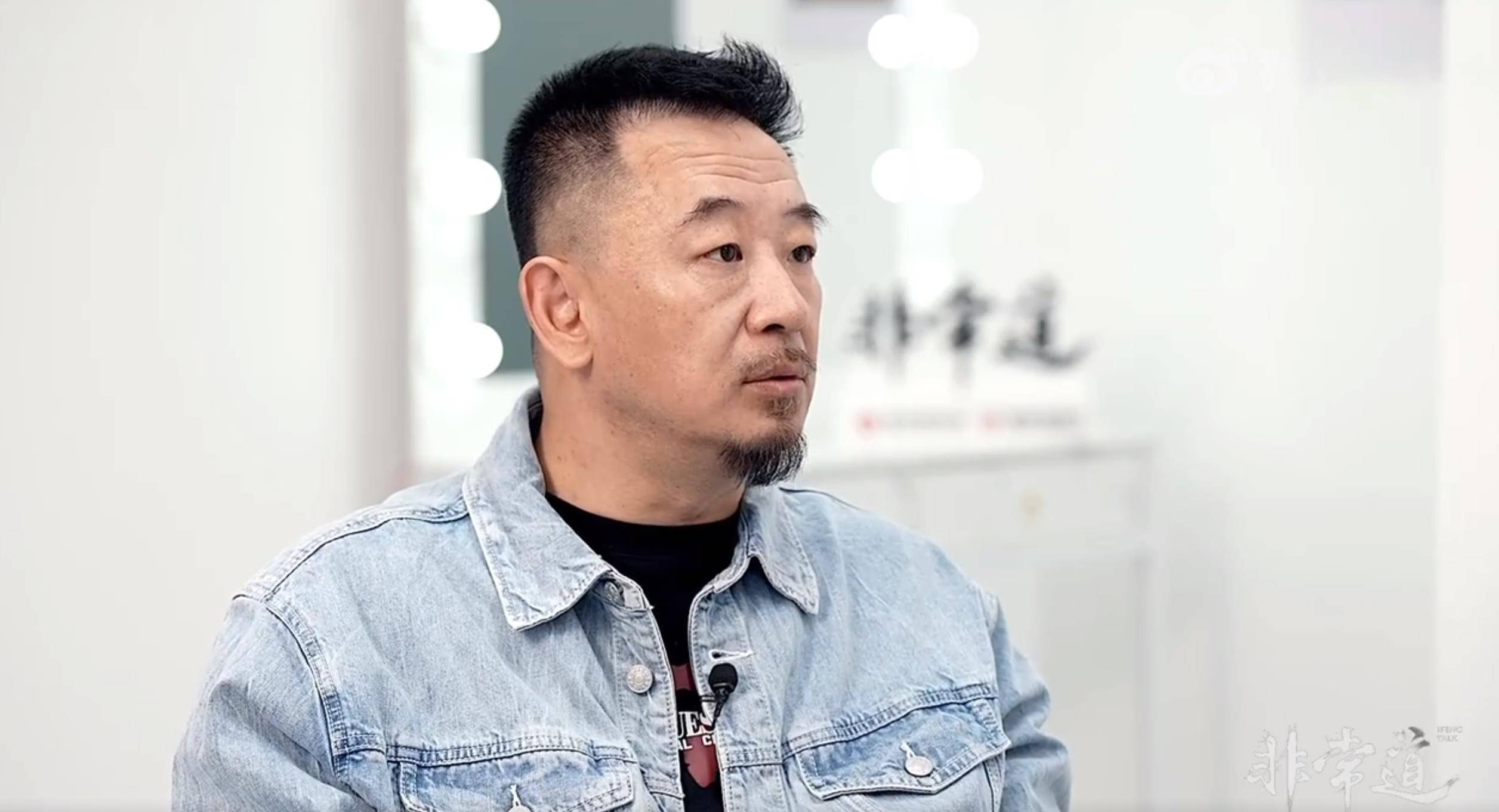 今年的父亲节,黄海波发文说道,"不敢倒下,因为身后有孩子!