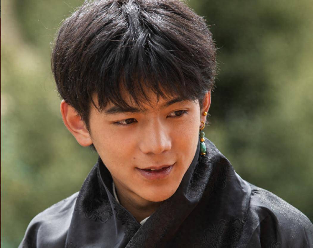 宁静给丁真擦脸,看到这淳朴的手法,像极了被父母强