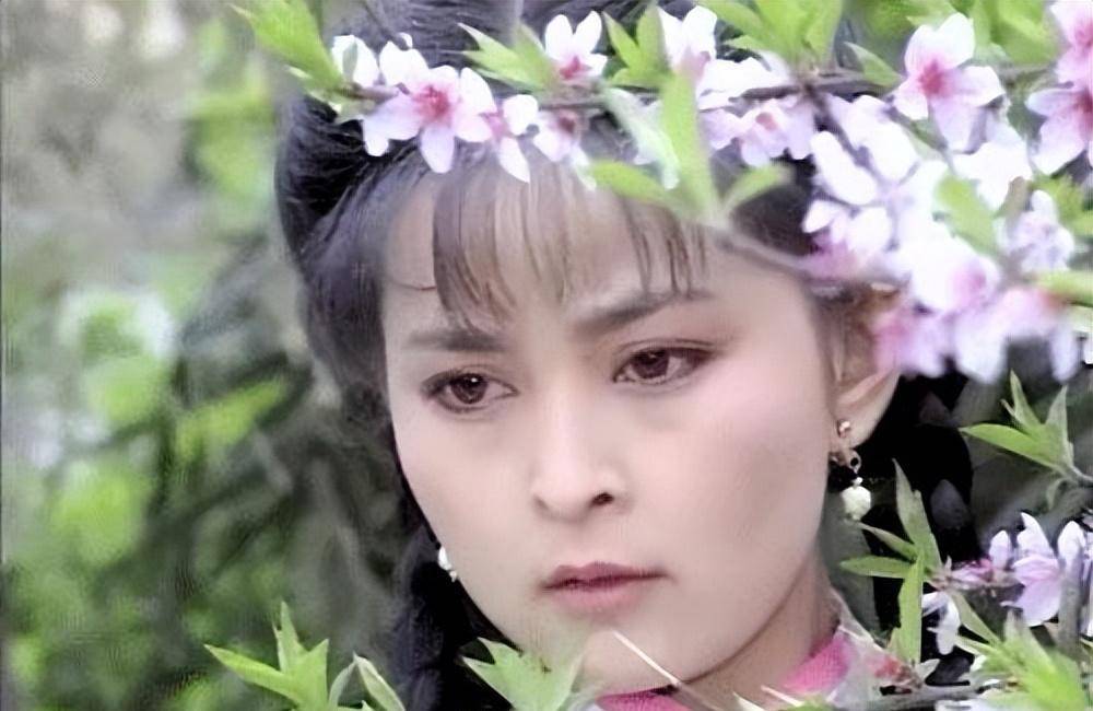 长相温柔美丽,水汪汪的大眼睛的何音在电影中也成功扮演了娇娇《江湖