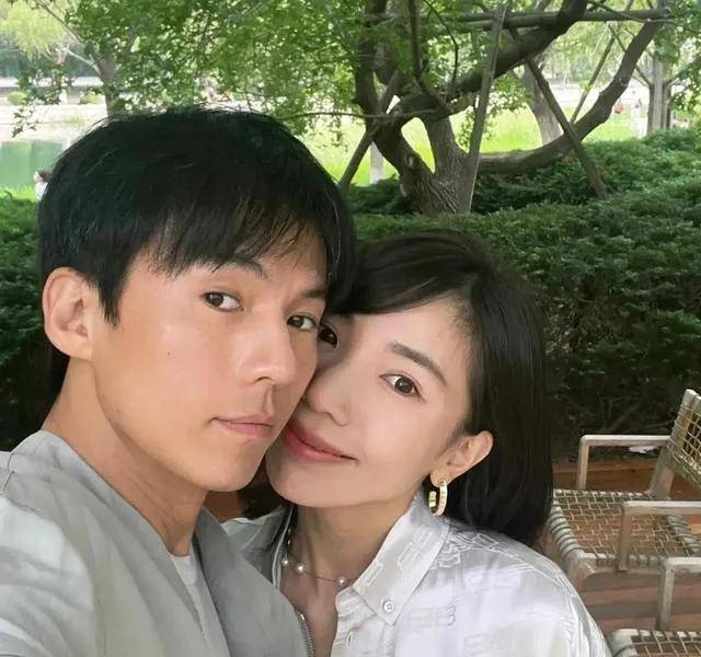 王传君一家三口逛乌镇,女儿扎啾啾穿粉装显呆萌,齐溪被赞气质好_章节