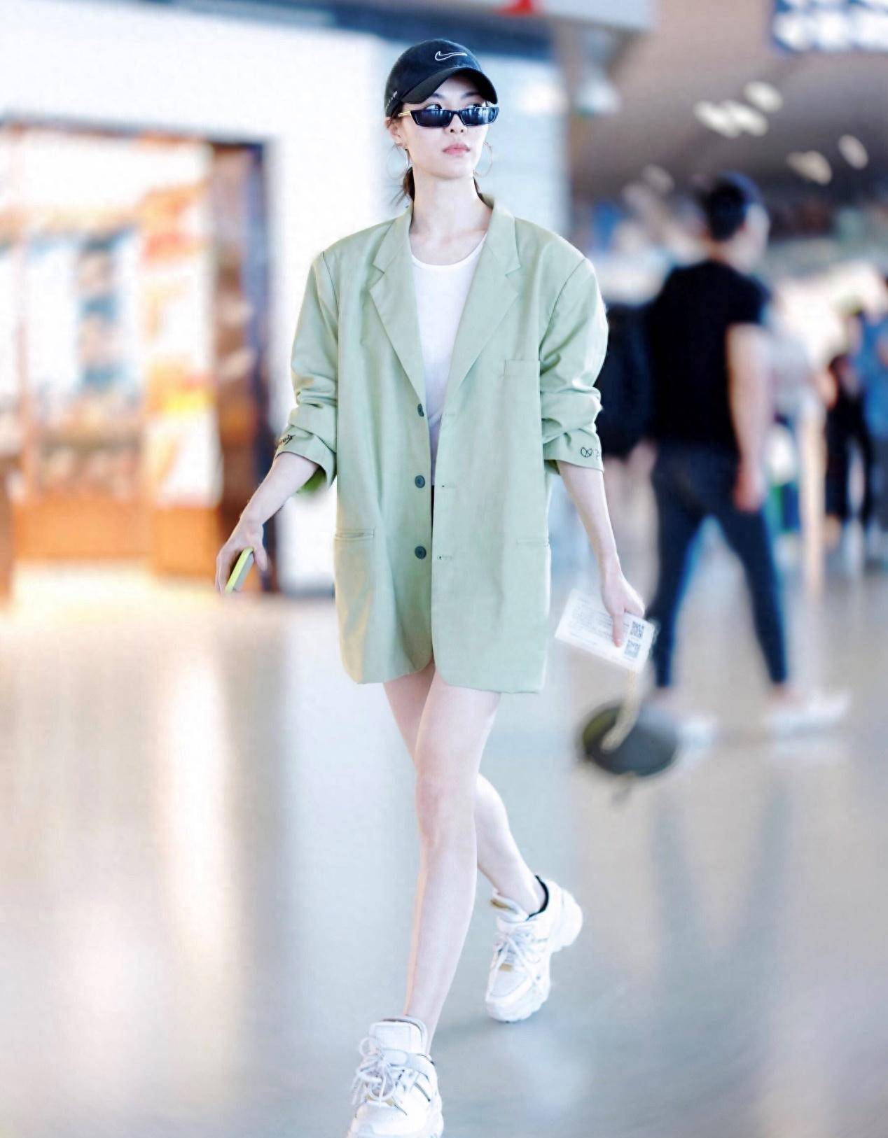 钟楚曦绿西装配短裤清新怡人,下衣失踪秀长腿lv飞碟包竟成陪衬?