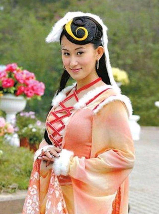 迎娶了同样东北出身的女演员张丹露,而她最被人熟知的作品莫过于