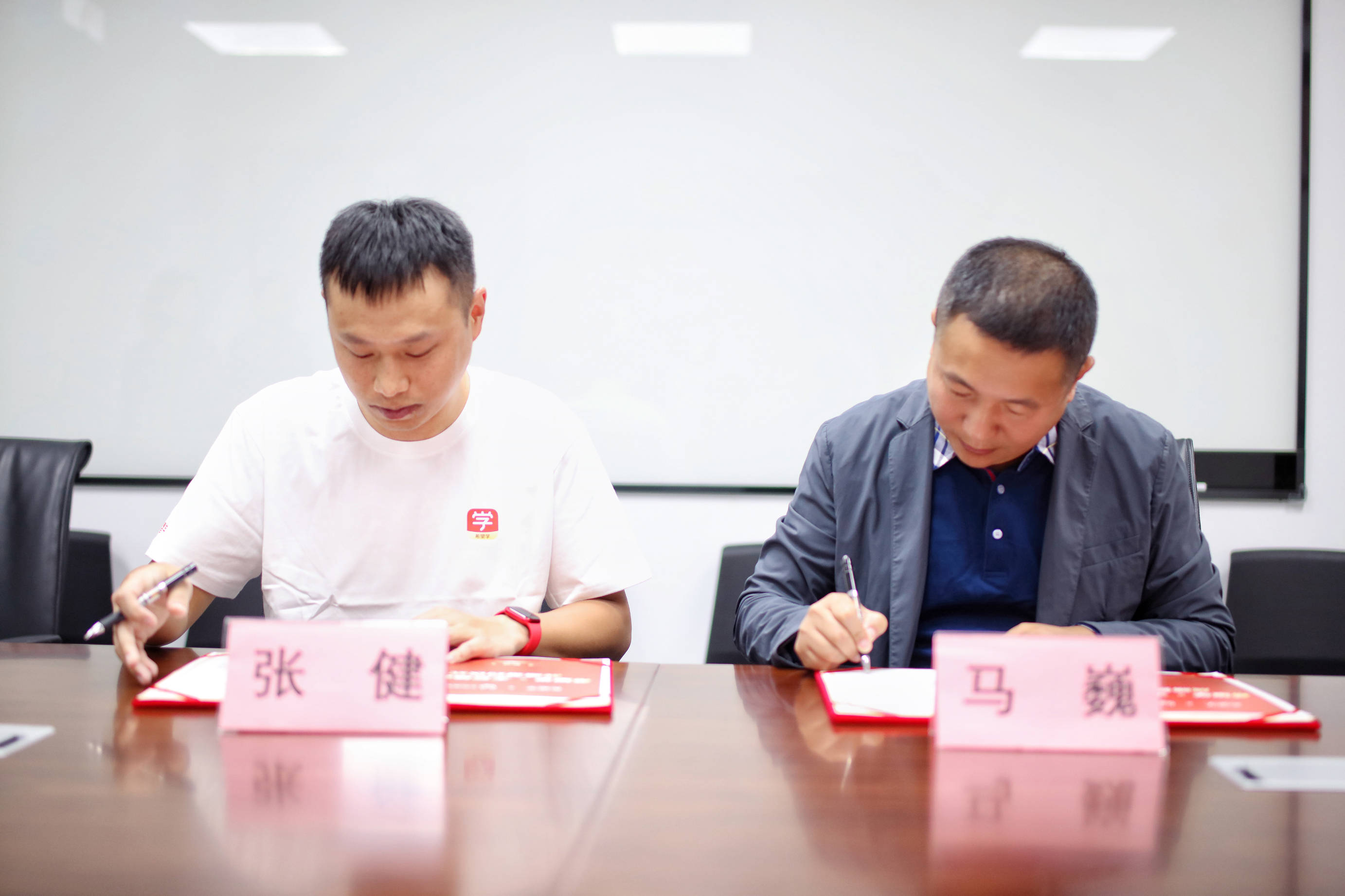 王后雄教育创始人马巍(右)与希望学校长张健(左)签订战略合作协议优质