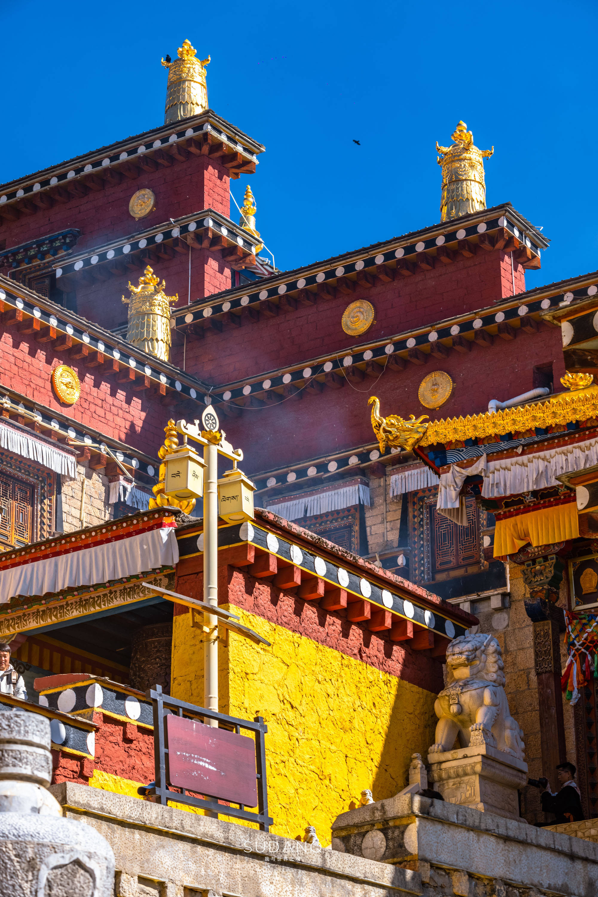 松赞林寺的八大康参,僧舍等建筑簇拥拱卫着扎仓,吉康,主康三大主寺.