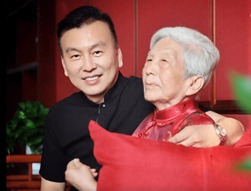 张泽群母亲去世,悲痛悼念含泪送别,头发凌乱显沧桑,妻子未现身_照片