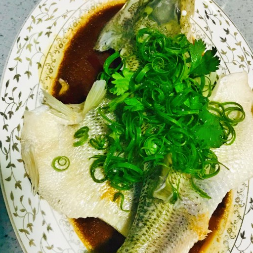 清蒸加州鲈,肉质鲜嫩肥美,清蒸也很入味_香菜_热油_白糖