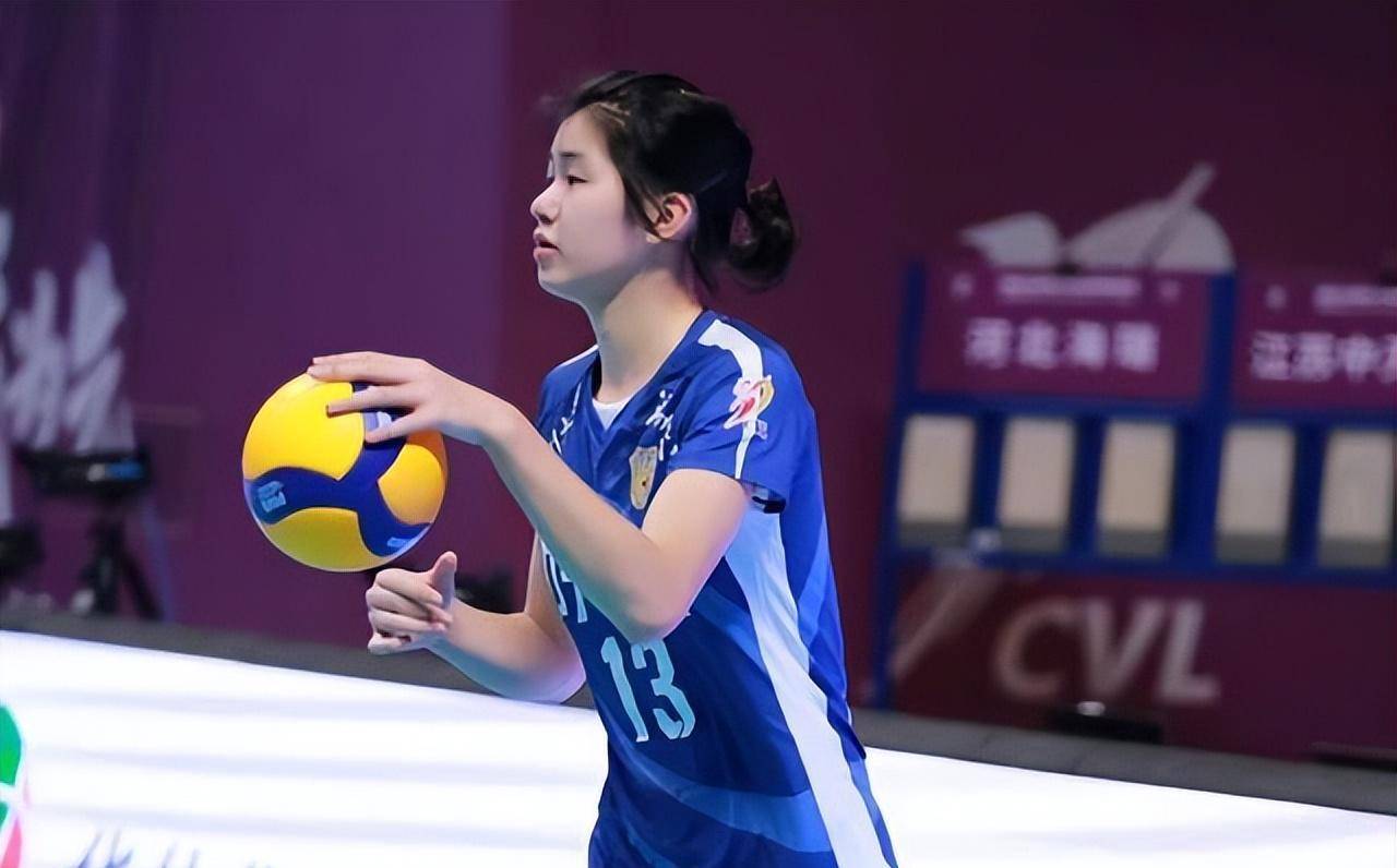 另外两位江苏球员,球迷们已经很熟悉了,他们是江苏女排的唐欣和万子悦