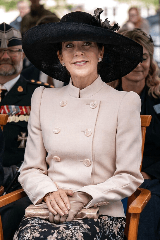 风衣配宽檐帽英气十足,莱蒂齐亚也惊艳_帽子_王储_气质