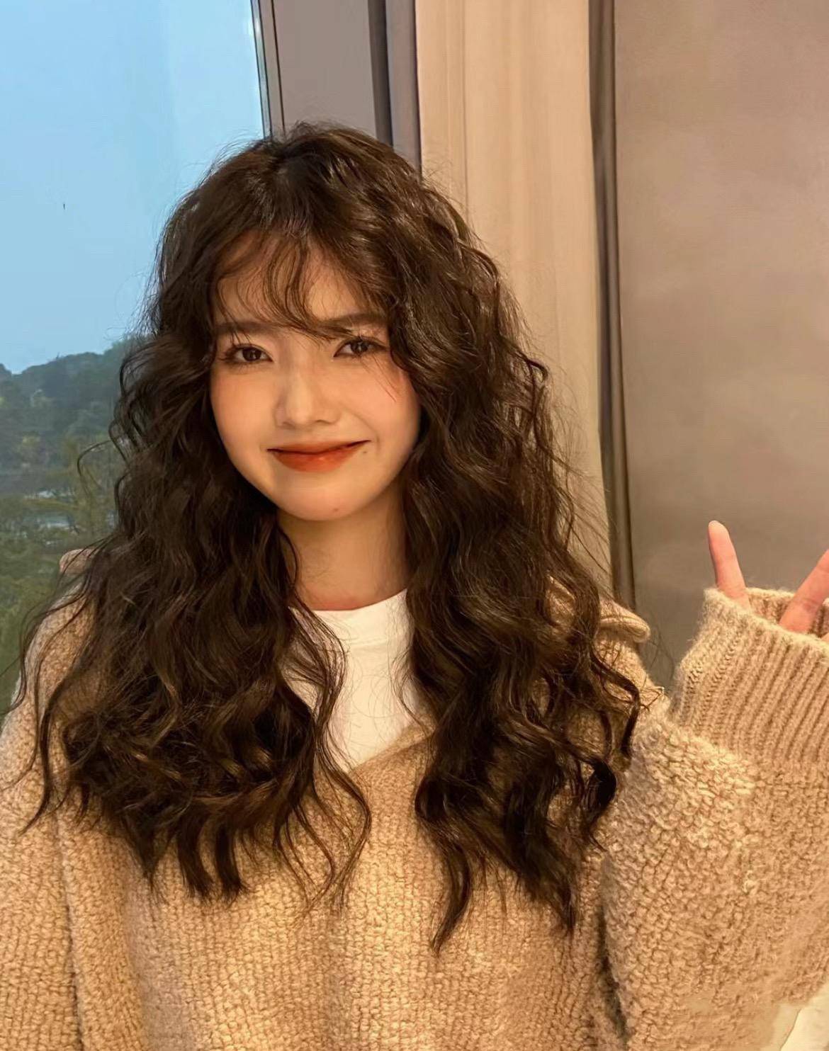 同时你可以用卷发来为你的发型增添趣味从而在人群中脱颖而出