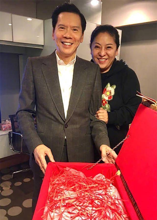 "霸道"向太:从绝症少女逆袭香港大姐,凭什么被向华强独宠40年_陈岚