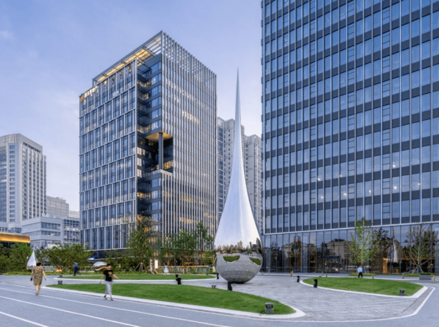 (上海国浩长风城实景图)"项目中融入大量的公共空间,建造成本的确会更