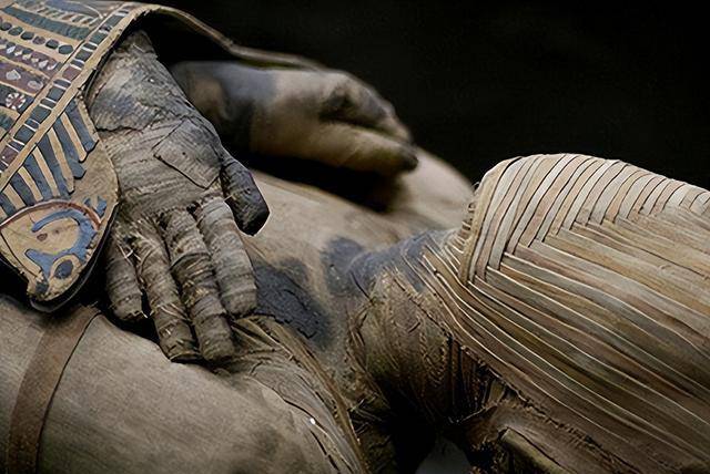 但是这具女尸却不同,埋葬她尸体的地方可能是与空气隔绝,并且尸体是被