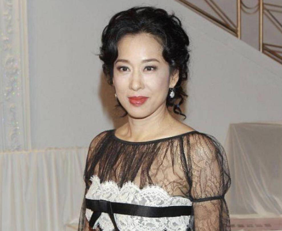 "广东一枝花"侯玉婷:曾和霍震霆传绯闻,如今65岁成了模范婆婆_朱玲玲