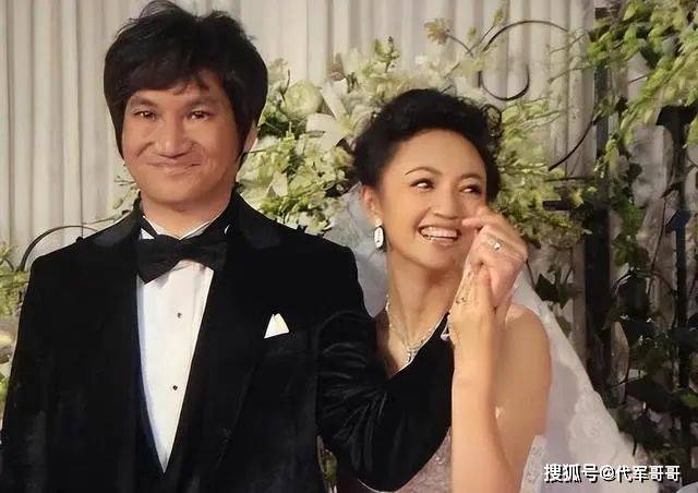 她37岁嫁给华谊总裁，手握半个娱乐圈，现在一家四口挺幸福