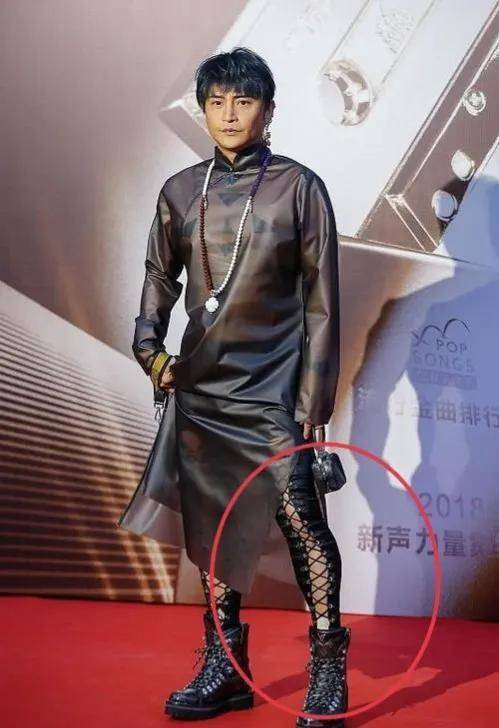 宁静的紫口红,陈奕迅穿紧身衣,明星的"时尚审美"难看懂_造型_粉红色