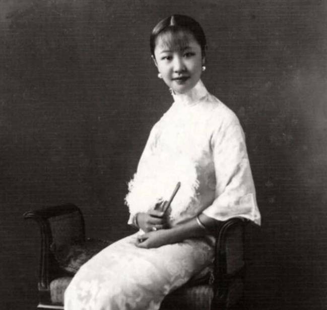 韫颖出生于1913年,是溥仪的三妹.