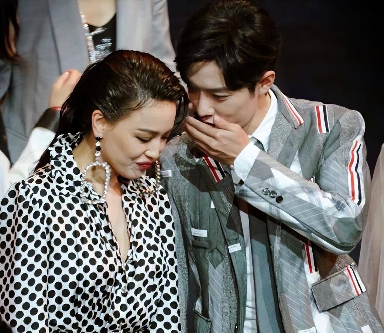 流量密码肖战:成于贵人李宇春,败于粉丝,他的束手无措谁能懂_那英