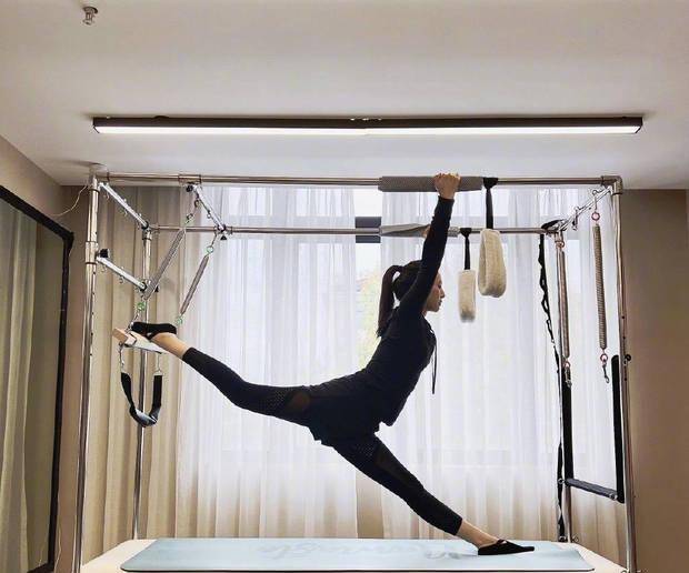 董璇梳马尾辫居家练一字马,身材纤细舞姿优雅,女人味十足_自律_动作