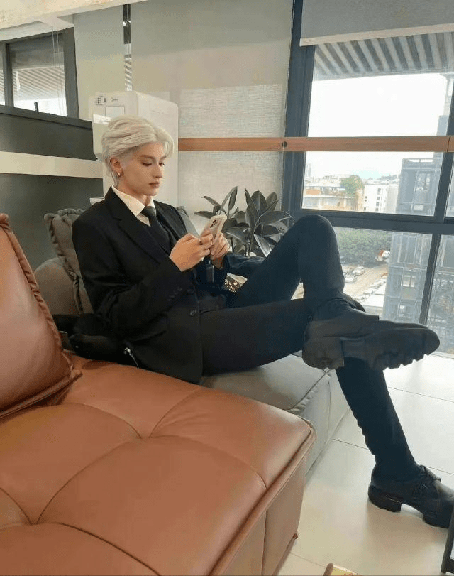 35岁网红仲尼溺亡,生前黑料被扒:孕期出轨猥亵女儿,pua乌克兰娇妻_卡