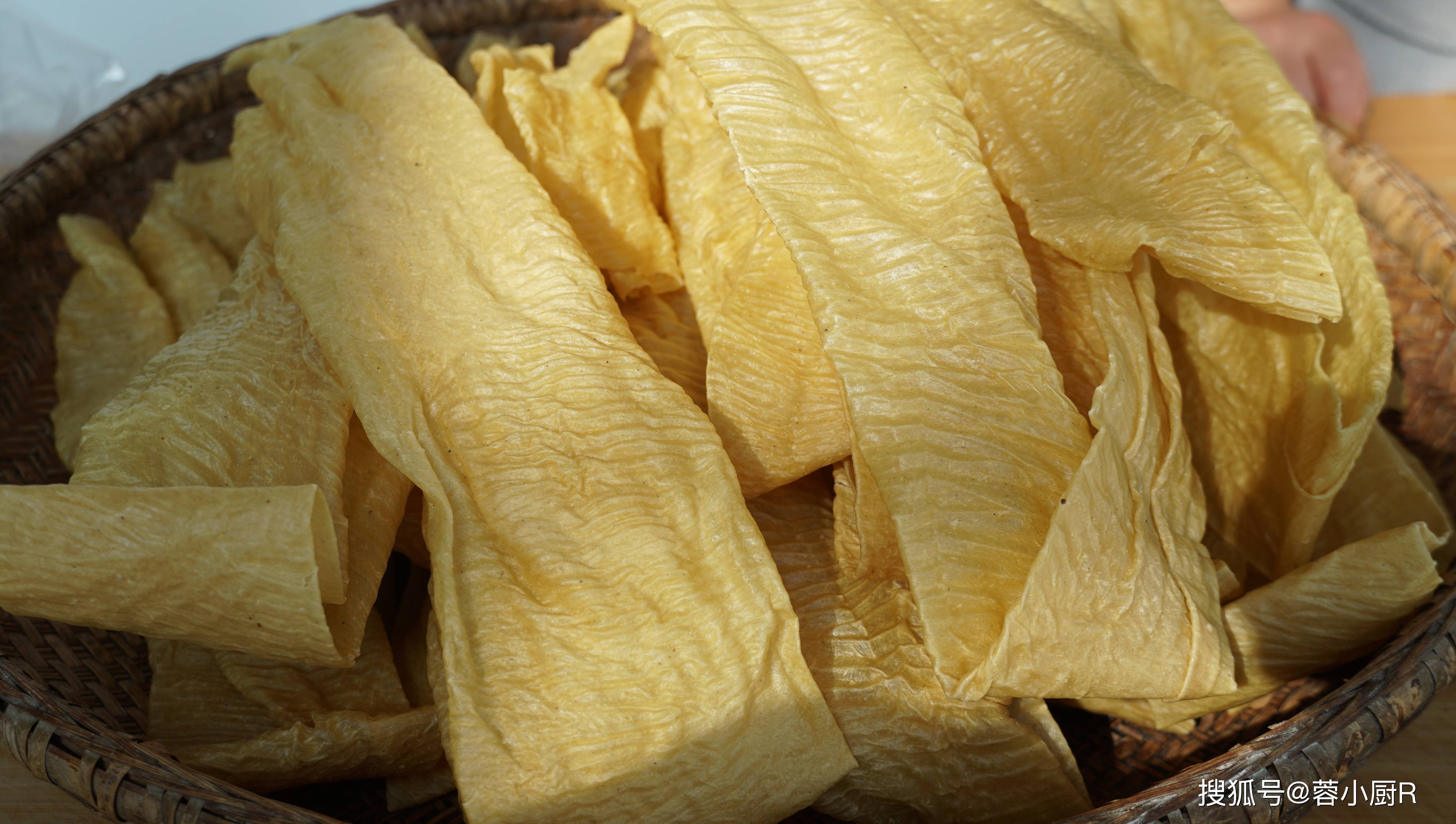 2,宽一些的长豆皮,先来简单处理一下.