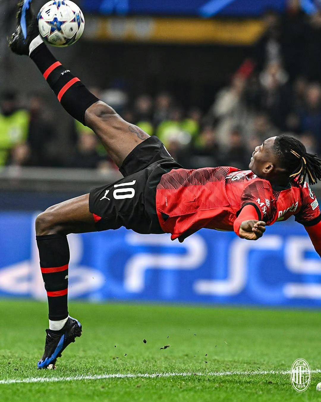 吉鲁跟进突入禁区左脚低射被多纳鲁马扑出,莱奥倒挂金钩补射扳平比分