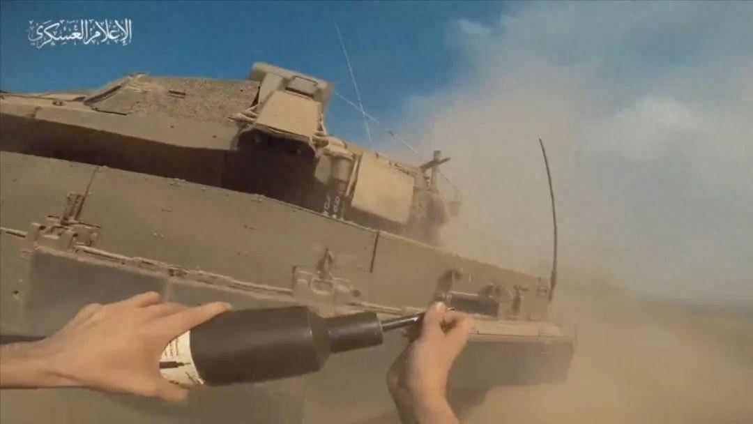 原创
            反坦克超人火了，哈马斯近距离徒手炸坦克，以色列坦克毫无反应？