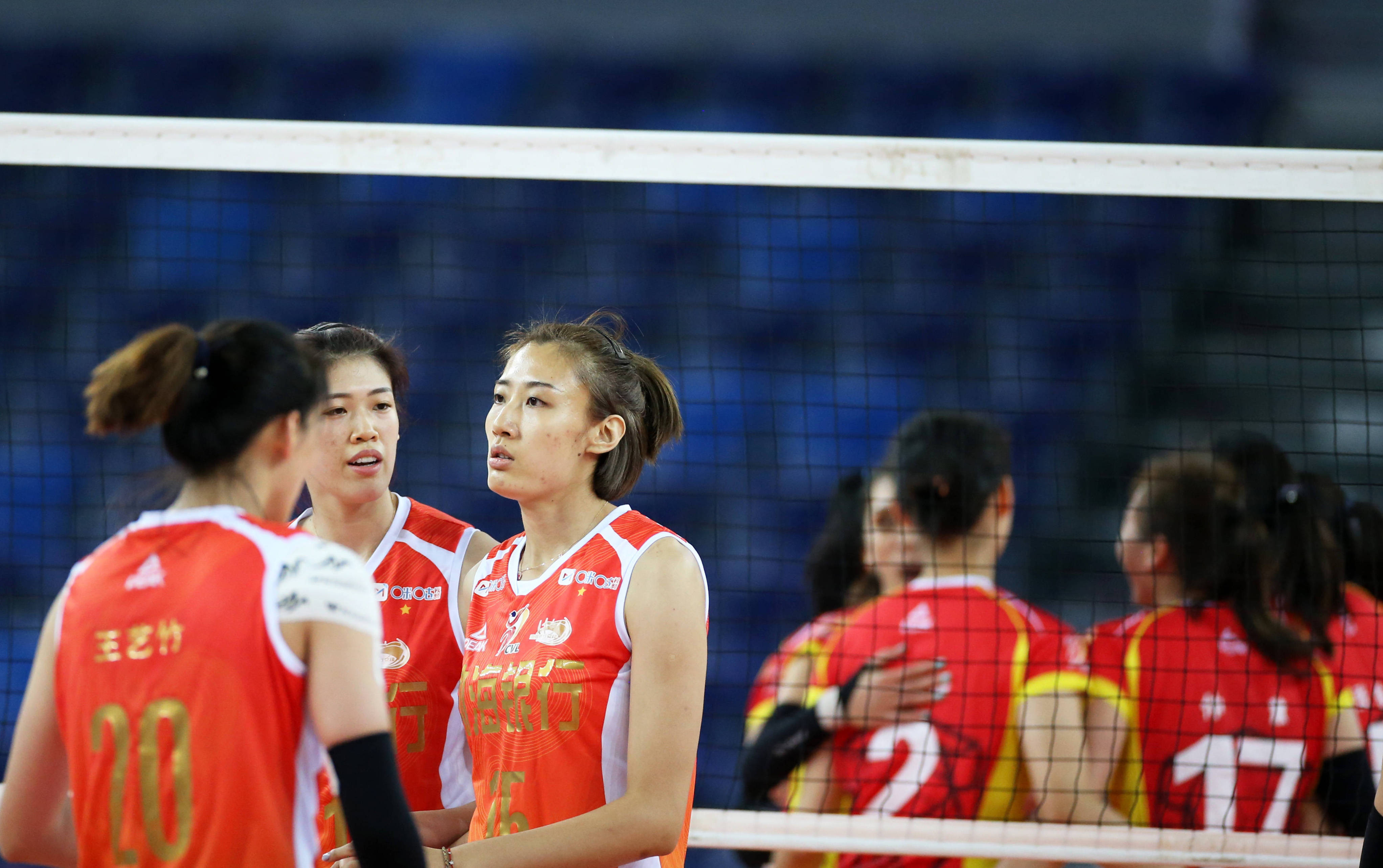 喜讯,中国女排拿到100万元奖金,3大美女国手上台领奖,再获荣誉_比赛