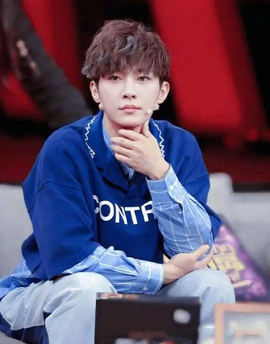 炎亚纶交往,并称当时对方趁他熟睡之际性侵得逞,甚至以手机偷拍私密