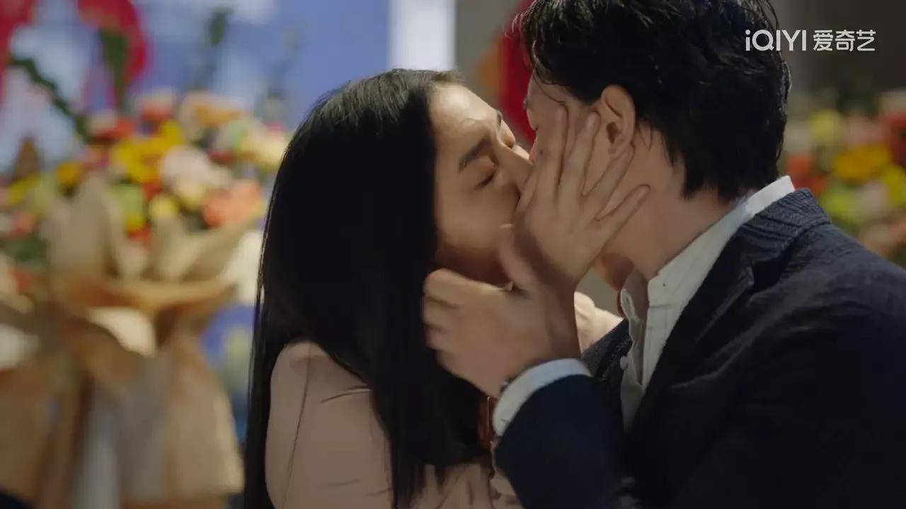 这么一位大女子,贡献了全剧唯一的吻戏,就是和前男友盛方明.