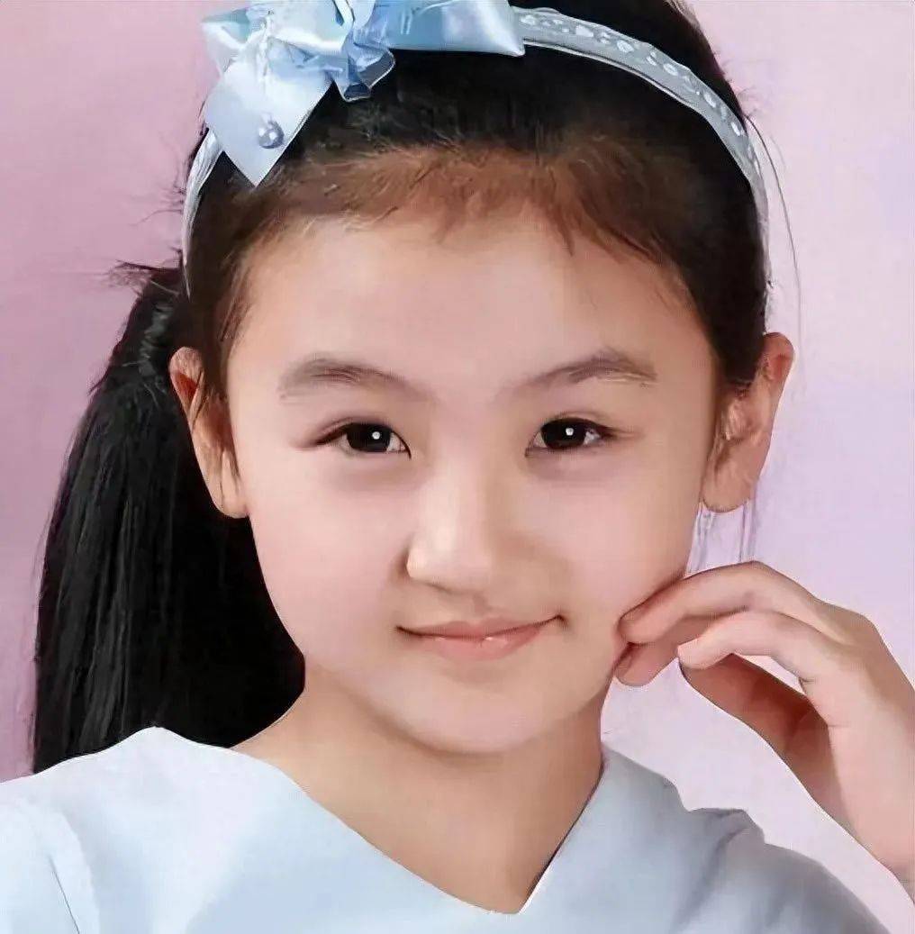 她6岁被成龙抱上春晚,长大后因"太丑"被嘲退圈,如今美到认不出_陆子艺