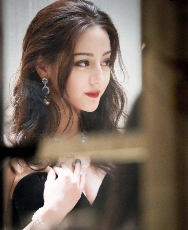 迪丽热巴大改清纯风格,穿抹身材长裙站台珠宝展,一看生图全场傻眼