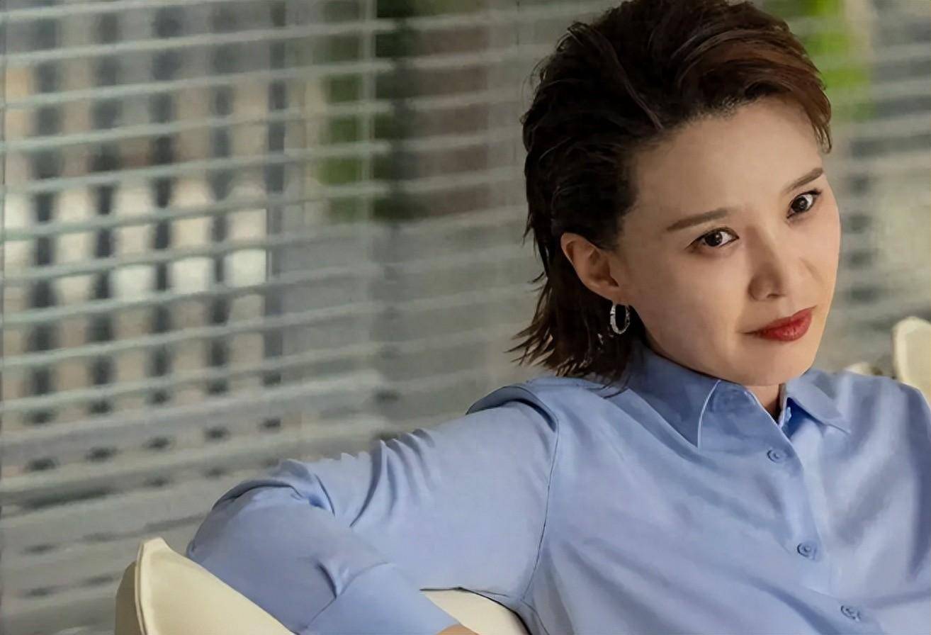 在最新的剧情中,罗英子和邱华终于成为执业律师了,这意味着他们可以