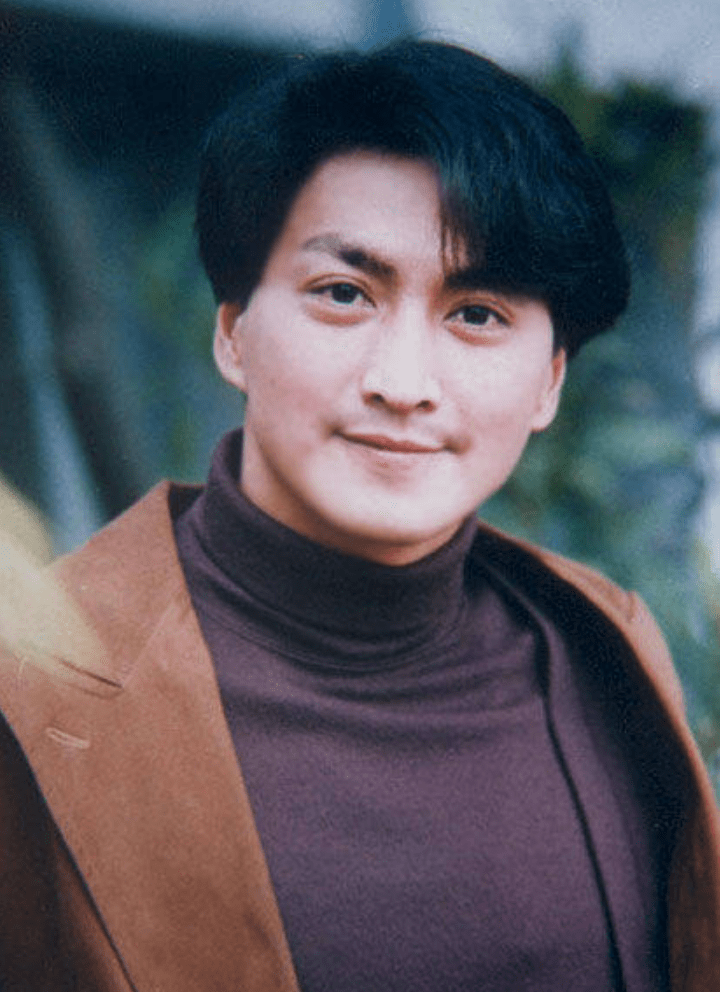 著名演员何家劲:一生最爱一人,痴情33年,如今64岁仍单身未婚_香港