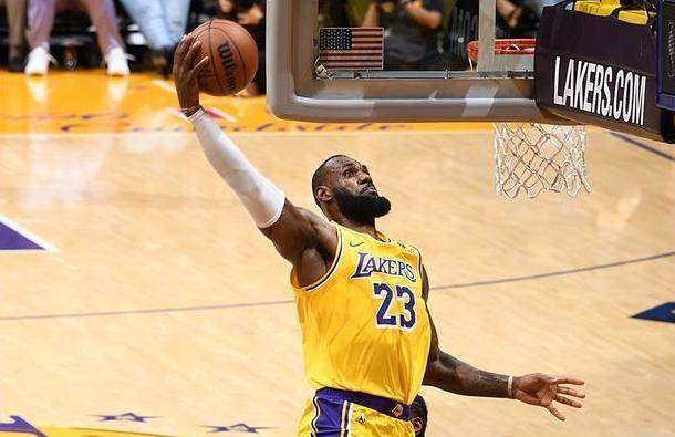 詹姆斯:当我和韦德波什搭档时,我想赢得总冠军.