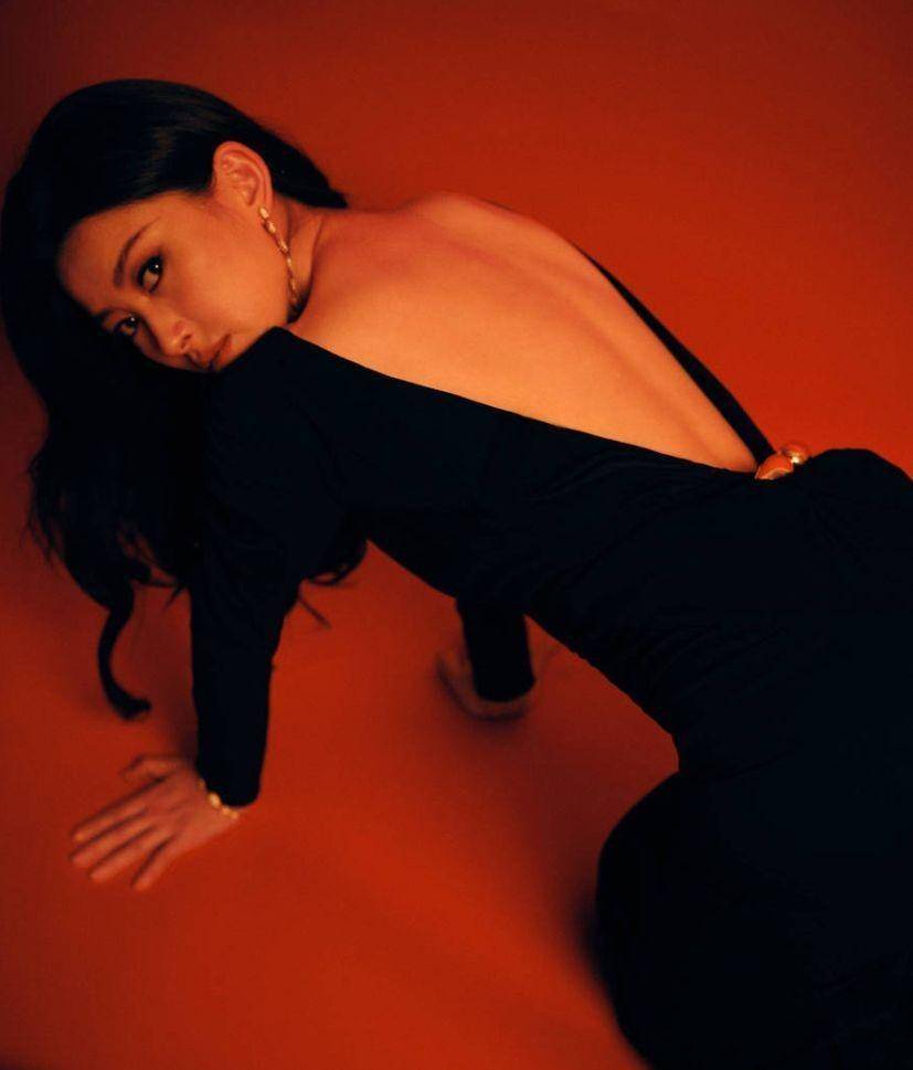 朱珠身穿黑色紧身露背礼服拍摄写真,秀出性感美眸