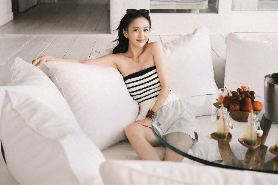 佟丽娅慵懒假日写真大片,40岁魅力不减,抹胸上衣展现迷人锁骨_气质