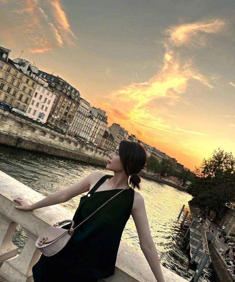 高圆圆巴黎街拍有气氛,黑色斜肩裙诠释时尚魅力_照片_整体_造型