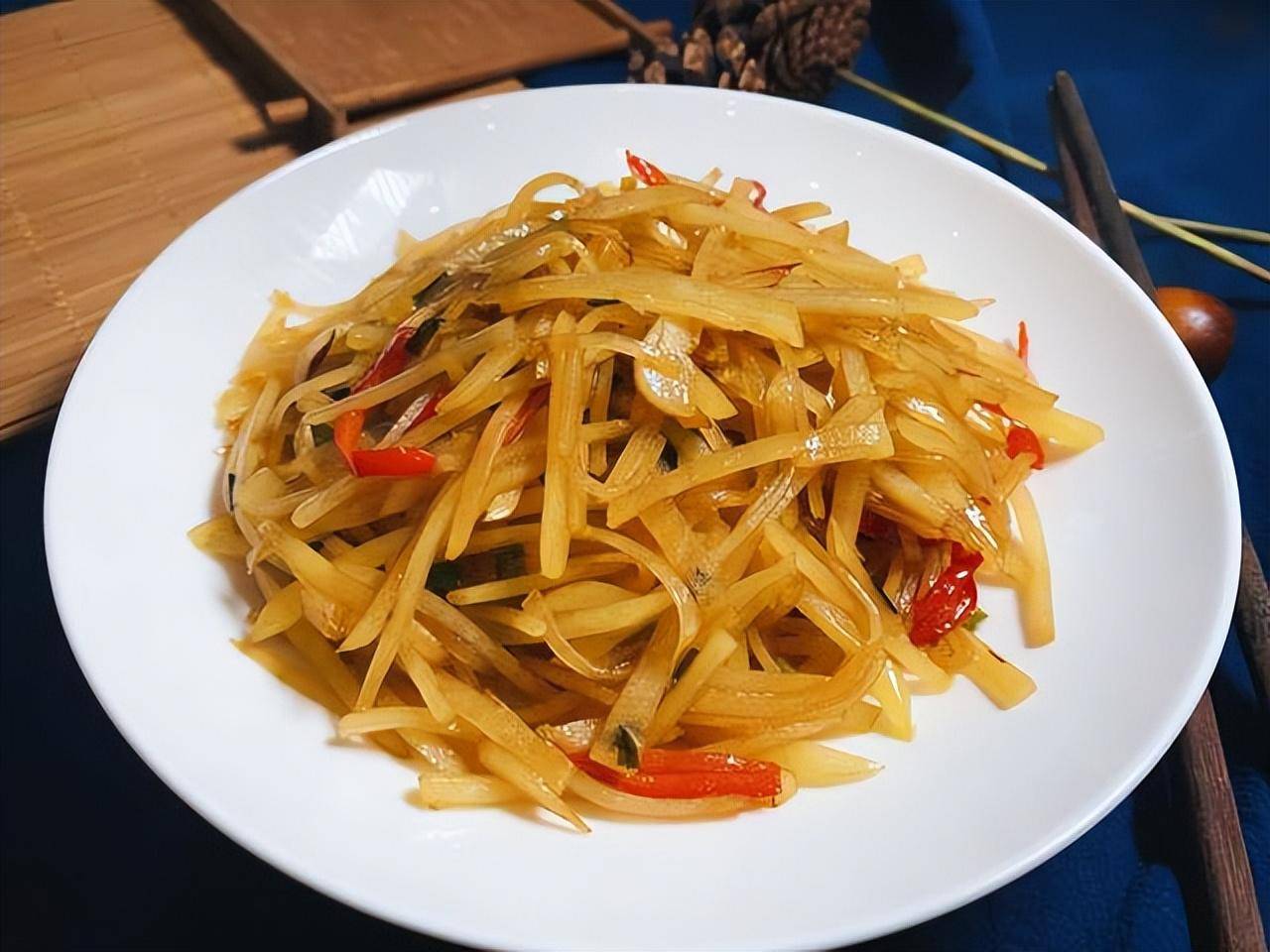 做法:土豆去皮切丝,再切点葱段和辣椒丝备用.