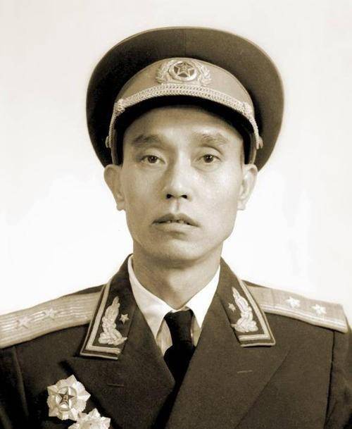 军长周志坚(中,政委陈华堂(少,副军长姚运良(少