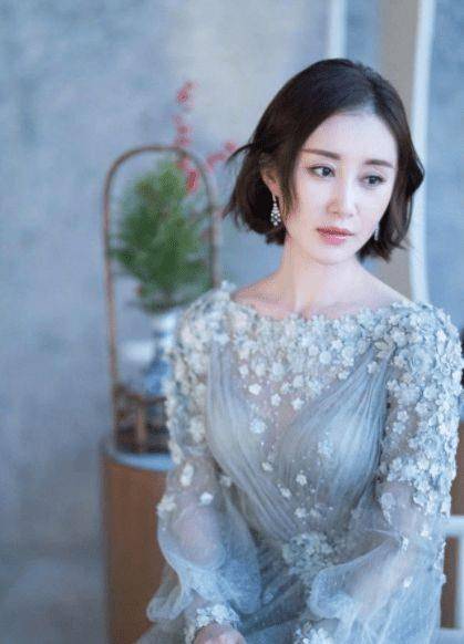 舒畅演戏多年,没有传过绯闻,没有任何八卦,唯一的八卦就是"三滴血事件