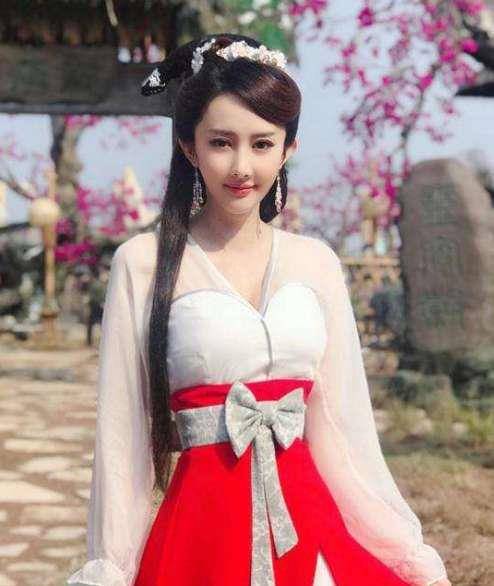 其实她已经出道10余年了,文梦洋主演过很多影视剧,刚开始的时候资源