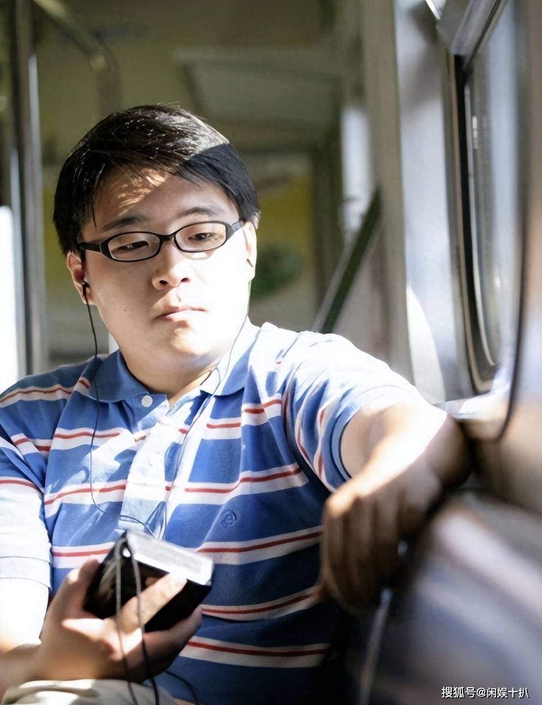 4岁走红年赚百万,却被妈妈败光,如今33岁靠着直播再次翻红_郝劭文