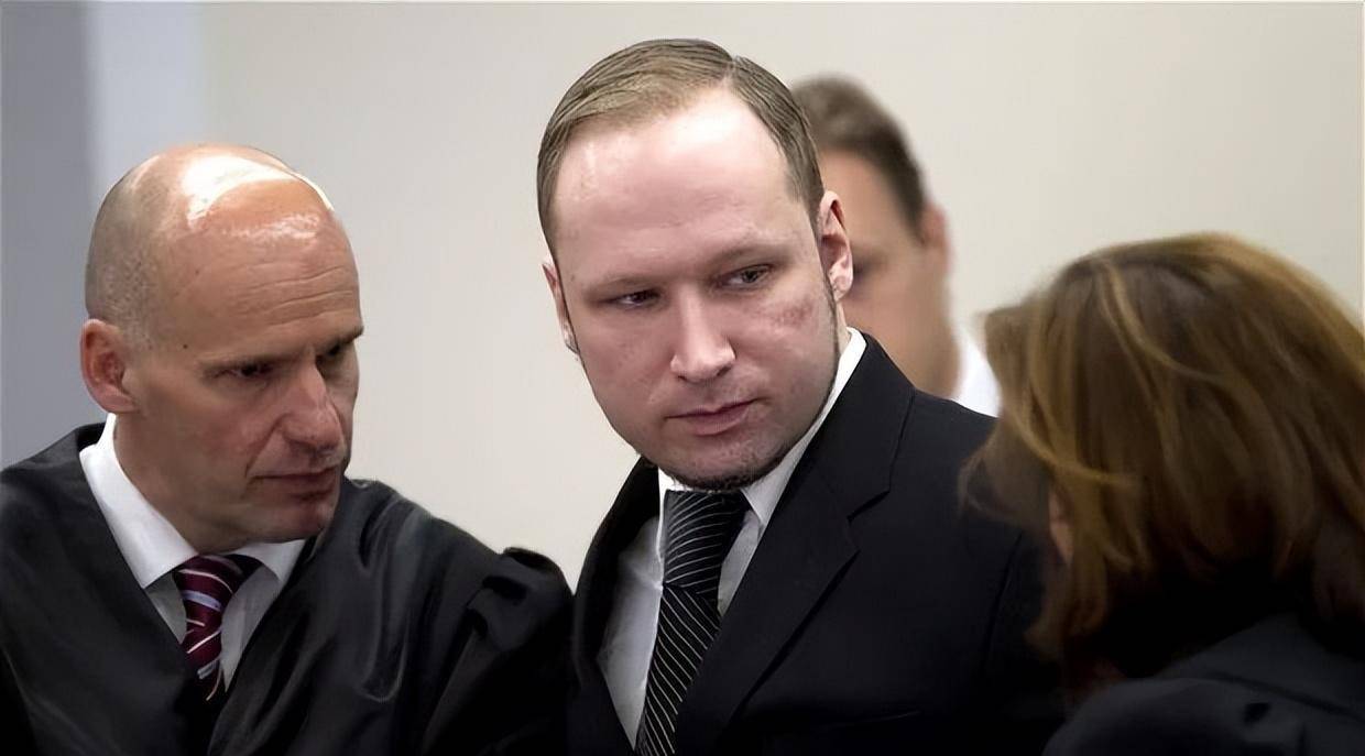 而布雷维克杀的也大多是政府人员,人民也没有那么大的怨气,甚至有人会