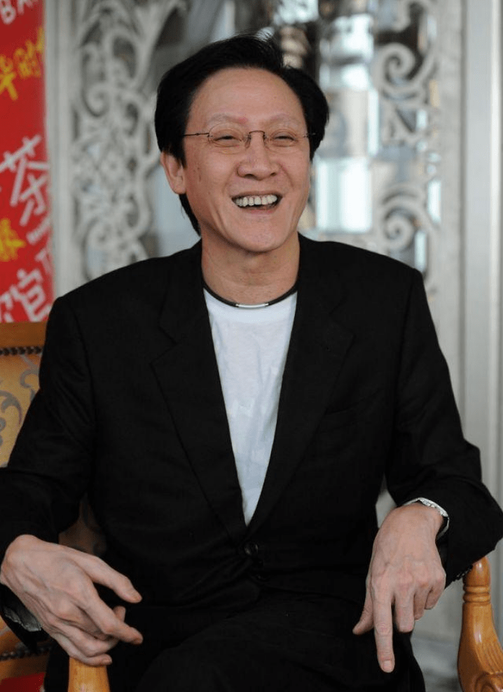 他是向华强的亲弟弟,独宠张敏9年,59岁娶小22岁娇妻,64岁病逝_向华胜