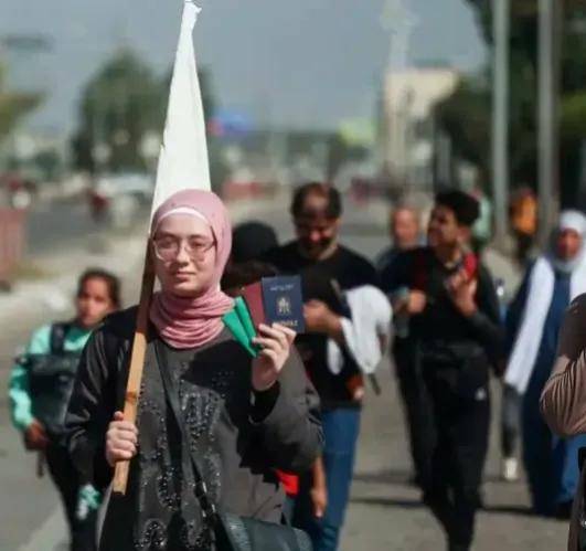 周三又有众多巴勒斯坦人逃离加沙北部_疏散_人数_队伍