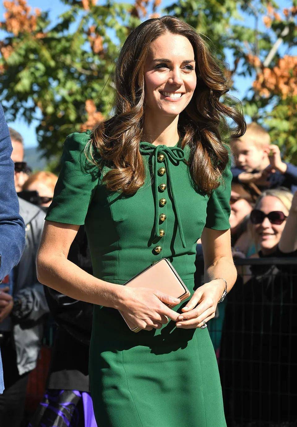 凯特王妃周末也开放并观看了英国橄榄球半决赛,黑色钻戒和名表抢尽风