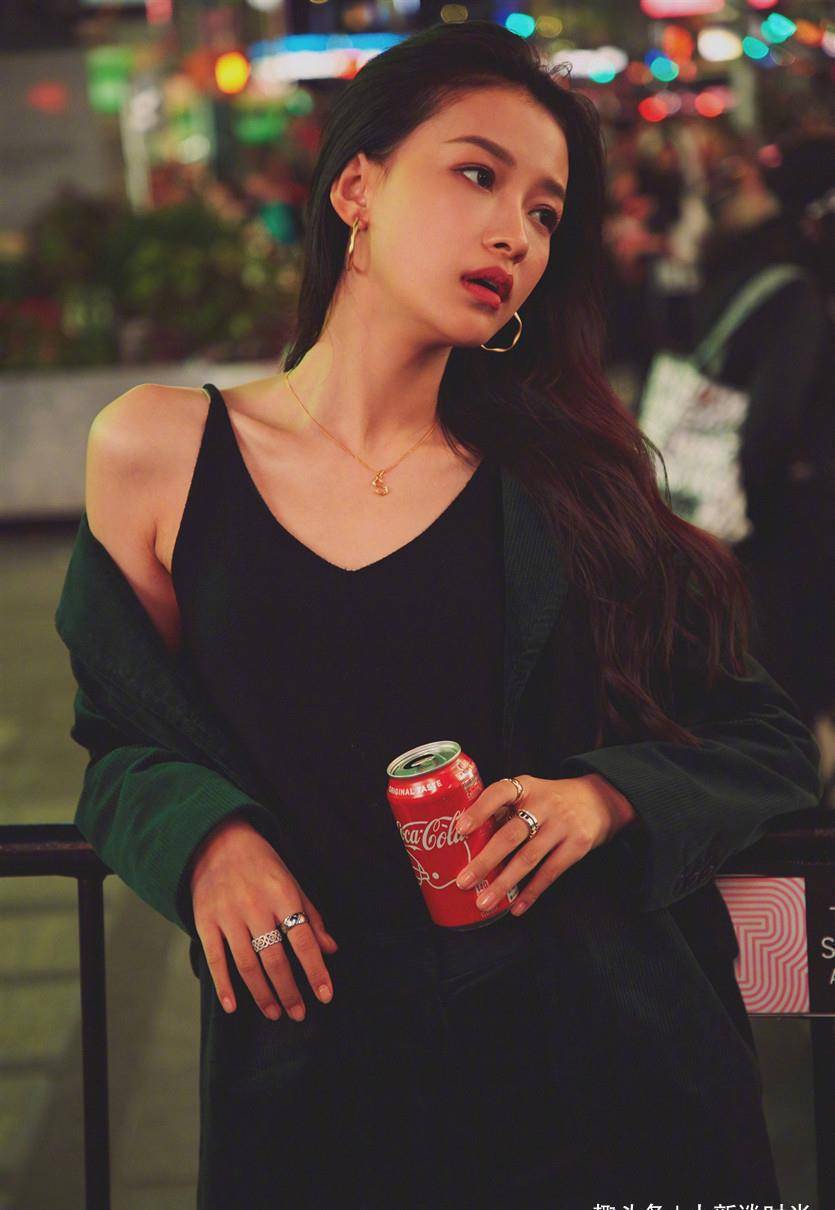 孙怡这是有多时尚,穿吊带装就用一根绳系着,裙子时尚还这么高_感觉