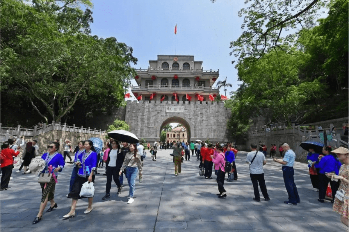 11月6日,在友谊关创建国家5a级旅游景区项目的施工现场,工人们正在