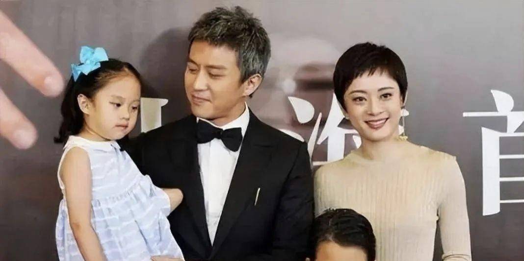 他们在电视剧《甜蜜蜜》中相识并相恋.